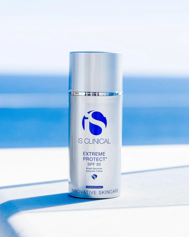 Extreme Protect SPF 30 de la marca Is Clinical: Mostrar producto para el verano y el sol