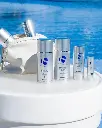Extreme Protect SPF 30 de la marca Is Clinical: Mostrar producto junto a otros de Is Clinical con una piscina de fondo para el calor