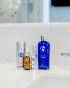 Extreme Protect SPF 30 de la marca Is Clinical: Mostrar producto junto a otros de Is Clinical en un cuarto de baño