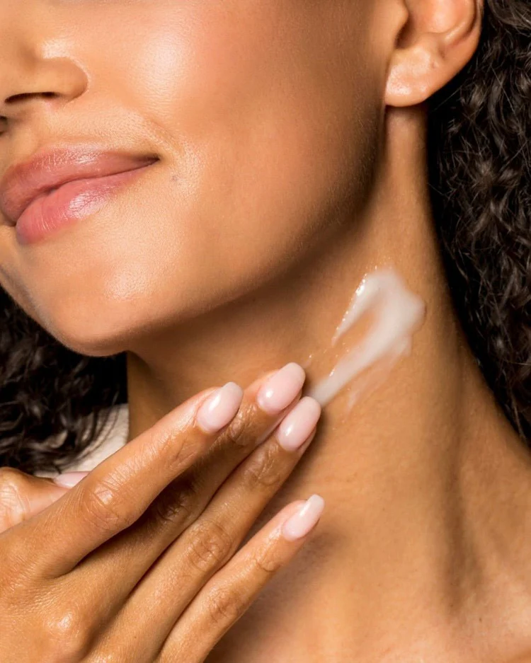 NeckPerfect Complex de la marca Is Clinical: Aplicación del producto en cuello