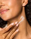 NeckPerfect Complex de la marca Is Clinical: Aplicación del producto en cuello