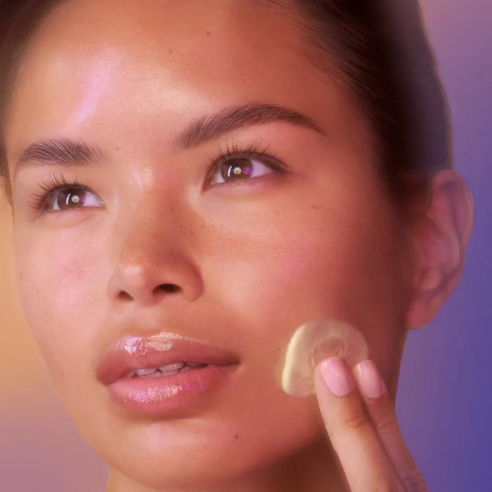 Retinol+Emulsion 0.3 de la marca Is Clinical: Aplicación del producto en cara