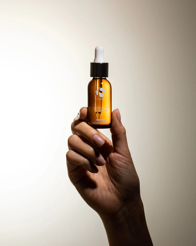 Super Serum Advance+ de la marca Is Clinical: Mostrar en mano para ver el tamaño del producto