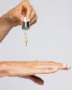 Super Serum Advance+ de la marca Is Clinical: Aplicación sobre la piel