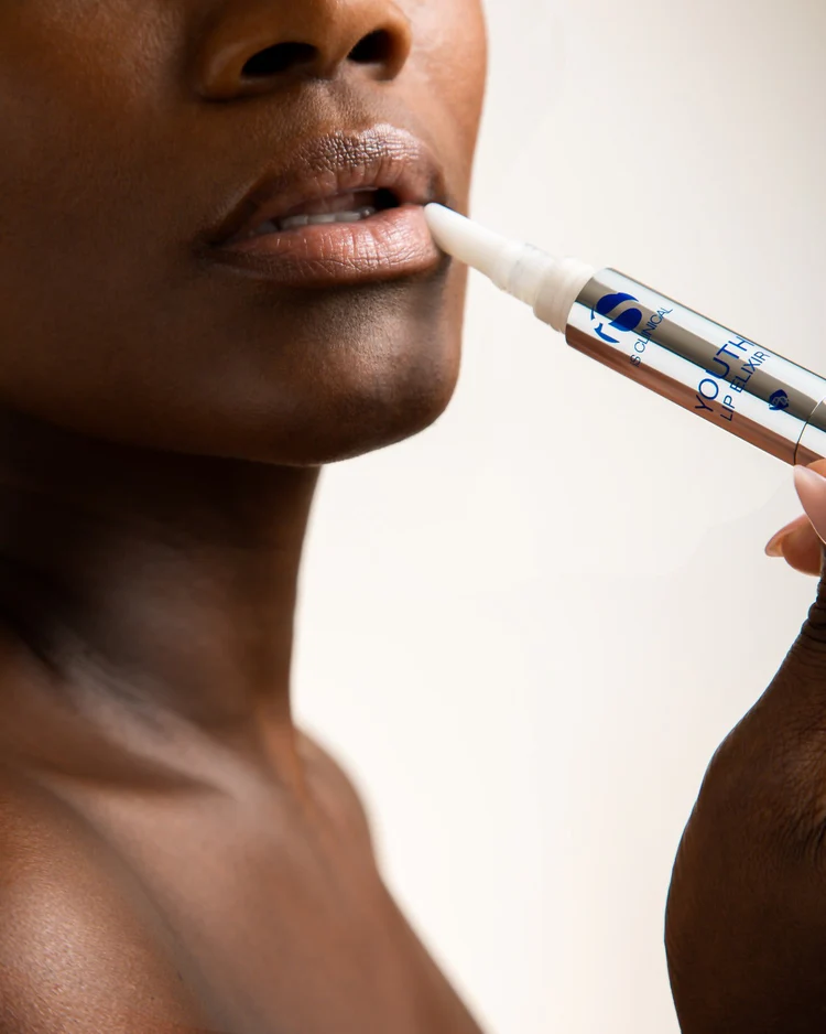 Youth Lip Elixir de la marca Is Clinical: Aplicación de producto en labios