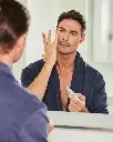 Youth Eye Complex de la marca Is Clinical: Aplicación de producto en contorno de ojos