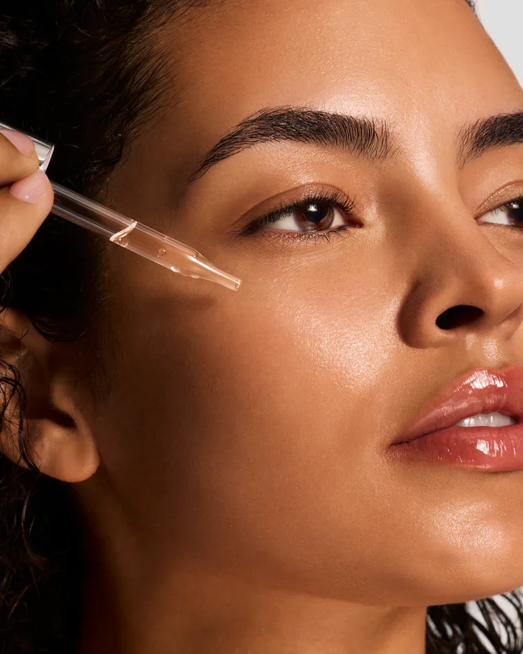 Active Serum de la marca Is Clinical: Aplicación del producto en la cara