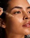 Active Serum de la marca Is Clinical: Aplicación del producto en la cara