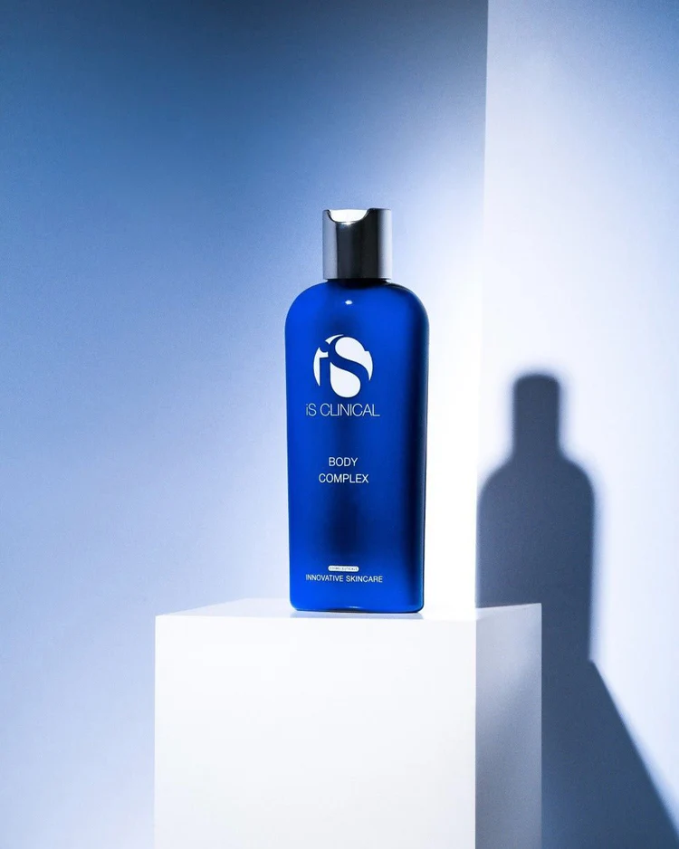 Body Complex de la marca Is Clinical: Mostrar producto sobre un expositor con luz de frente, haciendo una sombra