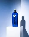 Body Complex de la marca Is Clinical: Mostrar producto sobre un expositor con luz de frente, haciendo una sombra