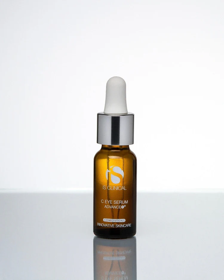 C Eye Advance+ de la marca Is Clinical: Mostrar producto sobre fondo blanco con reflejo en el suelo